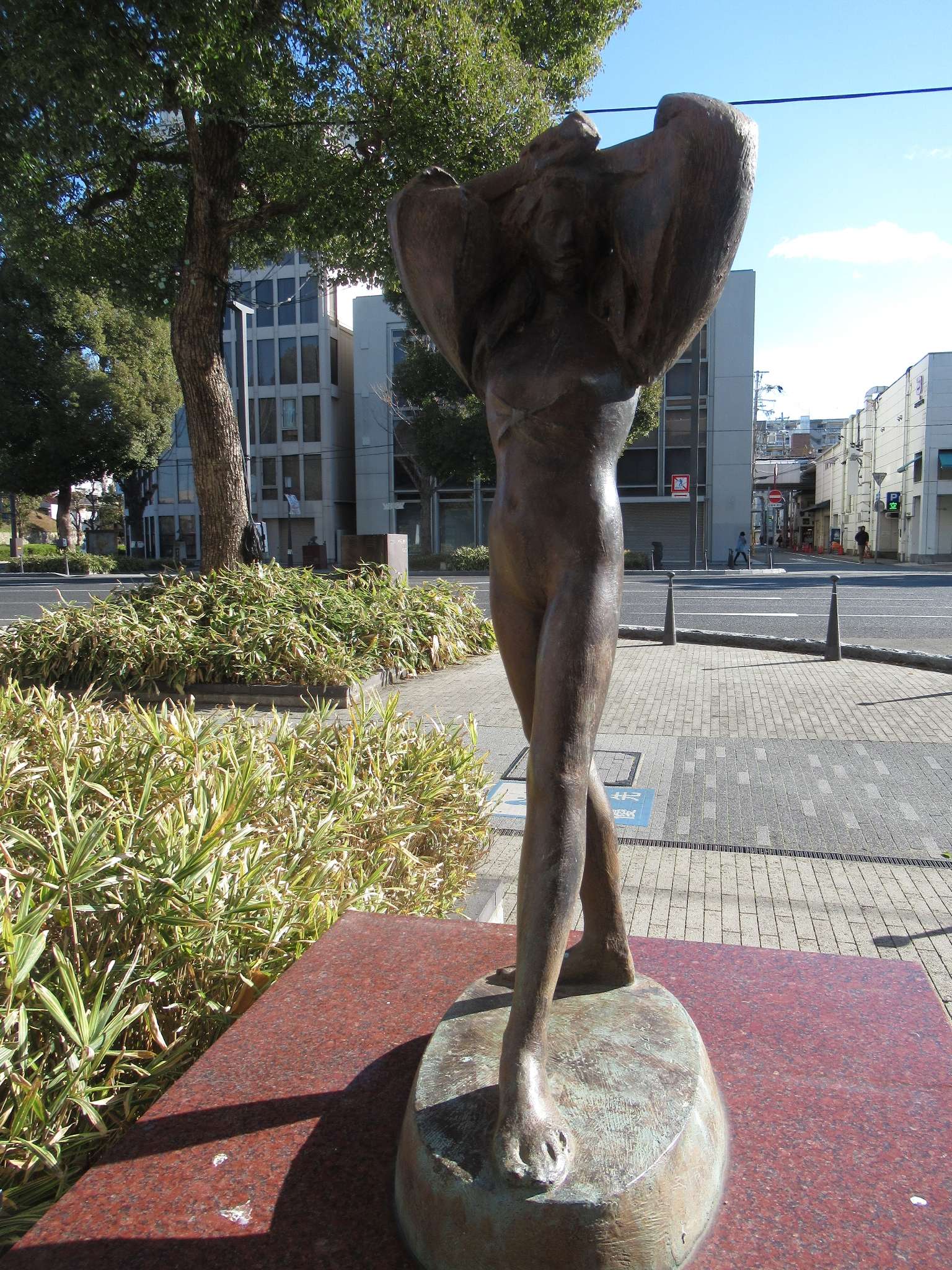 手を頭にのせたコスチューム@大手前通り