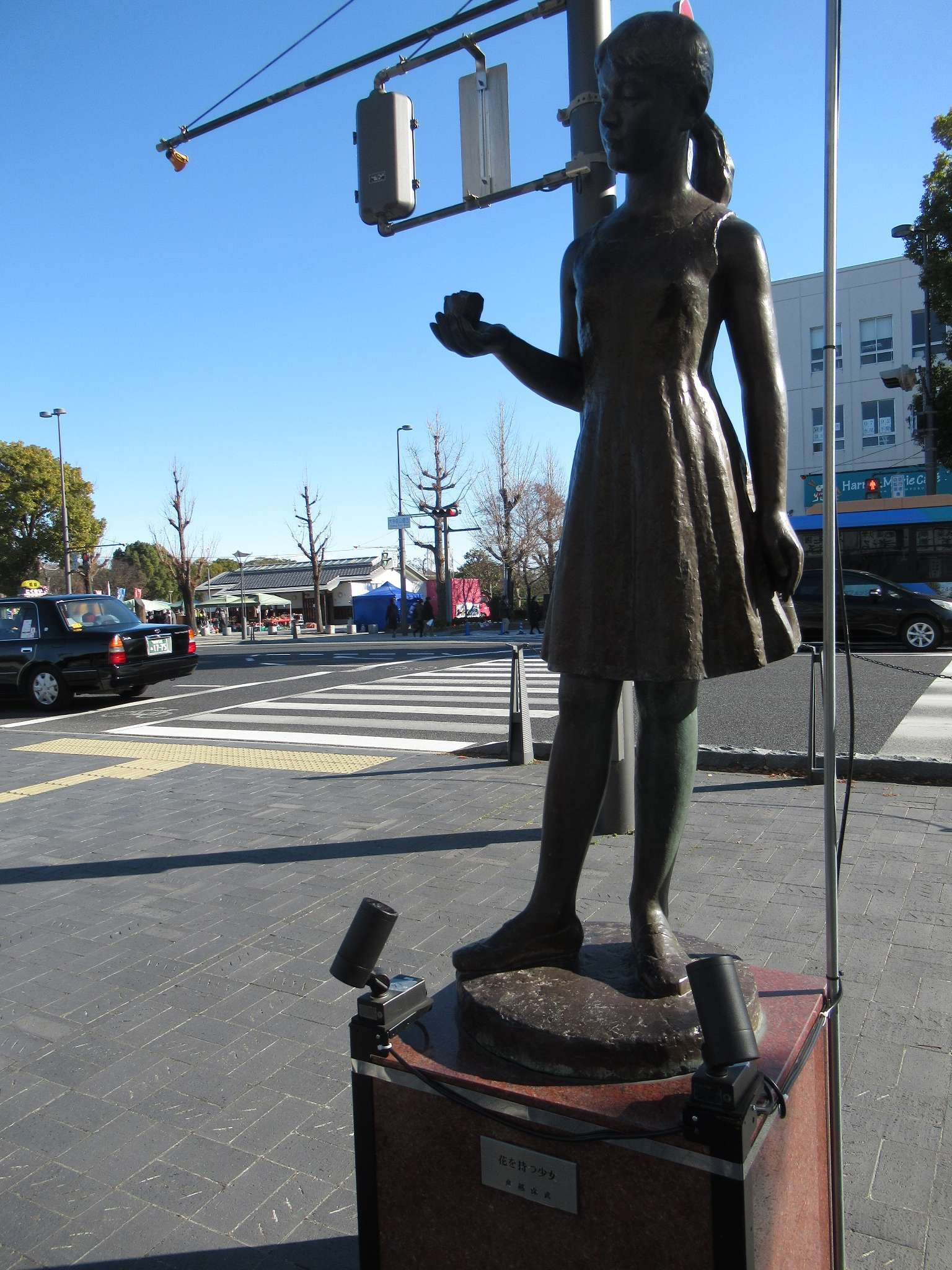 花を持つ少女@大手前通り