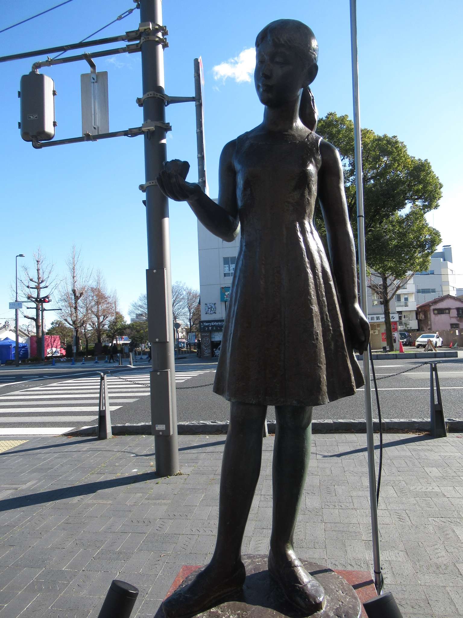 花を持つ少女@大手前通り