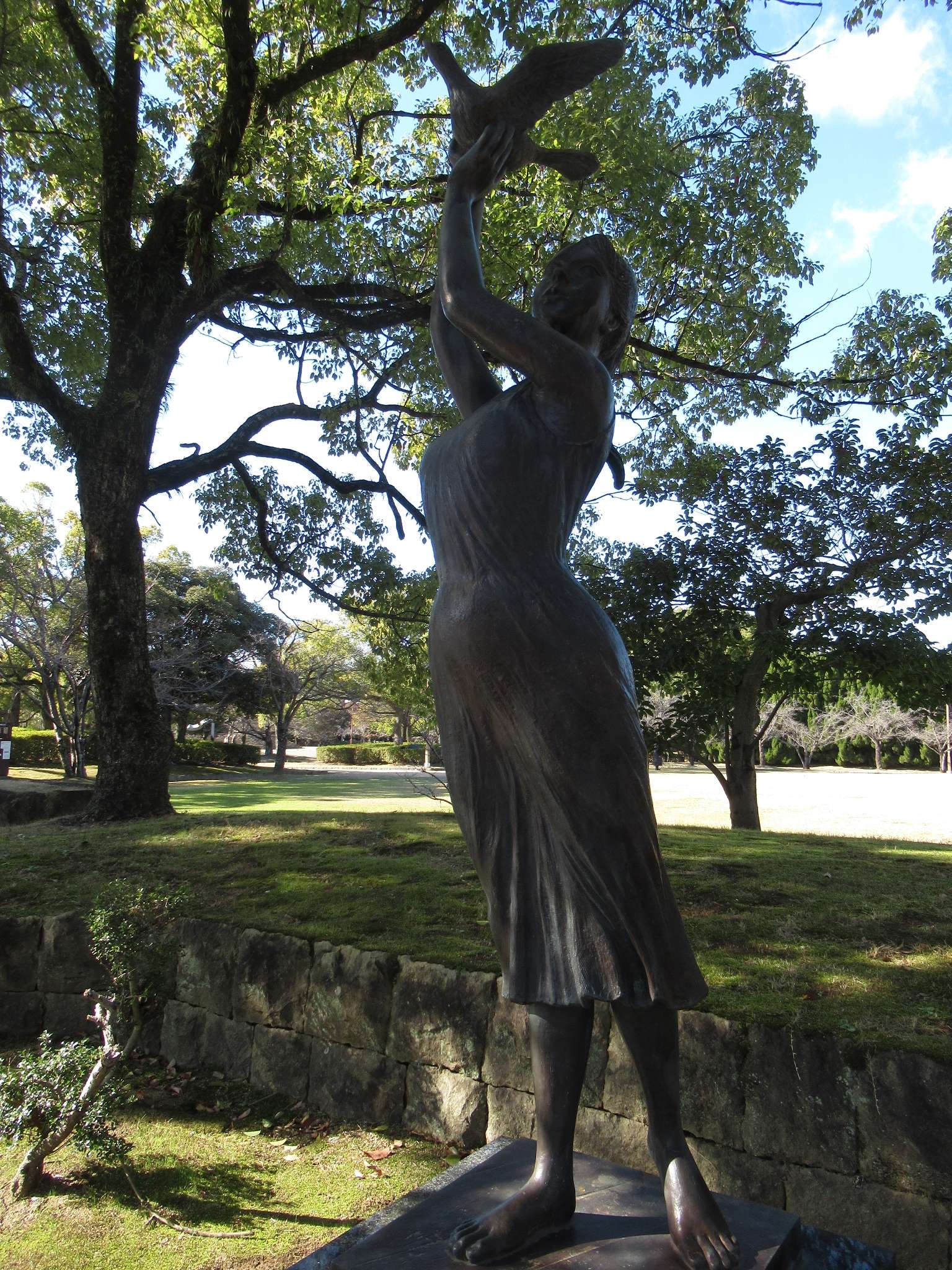 鳩と少女@東御屋敷跡公園