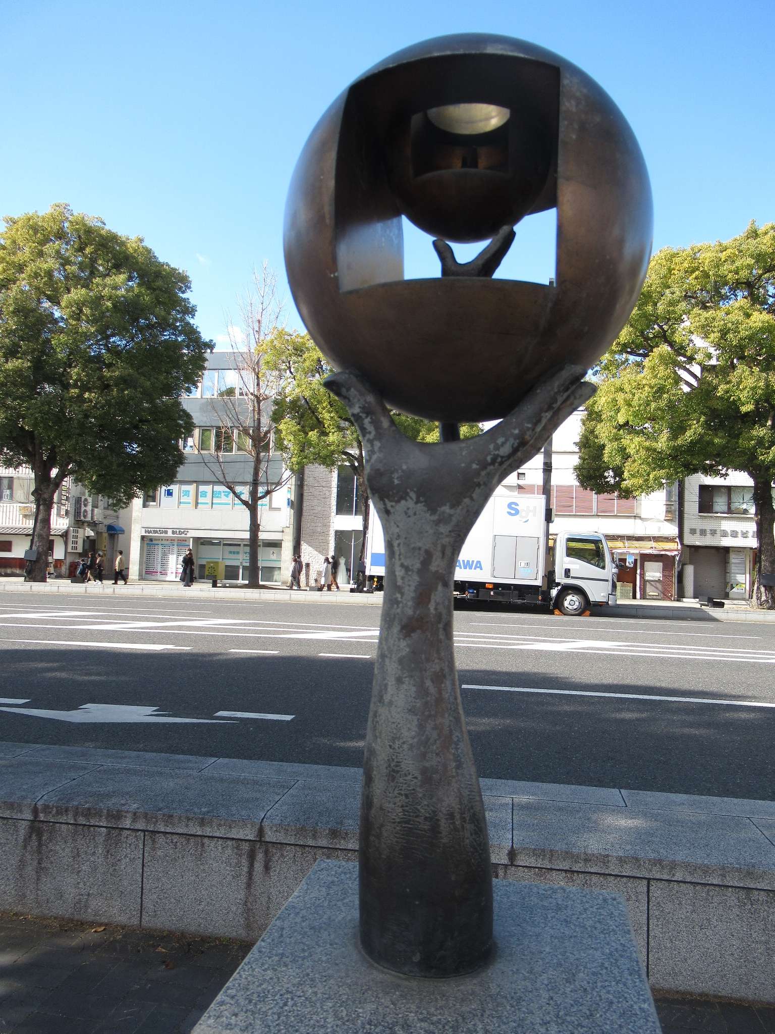 球もまた空にかえってゆく@大手前通り