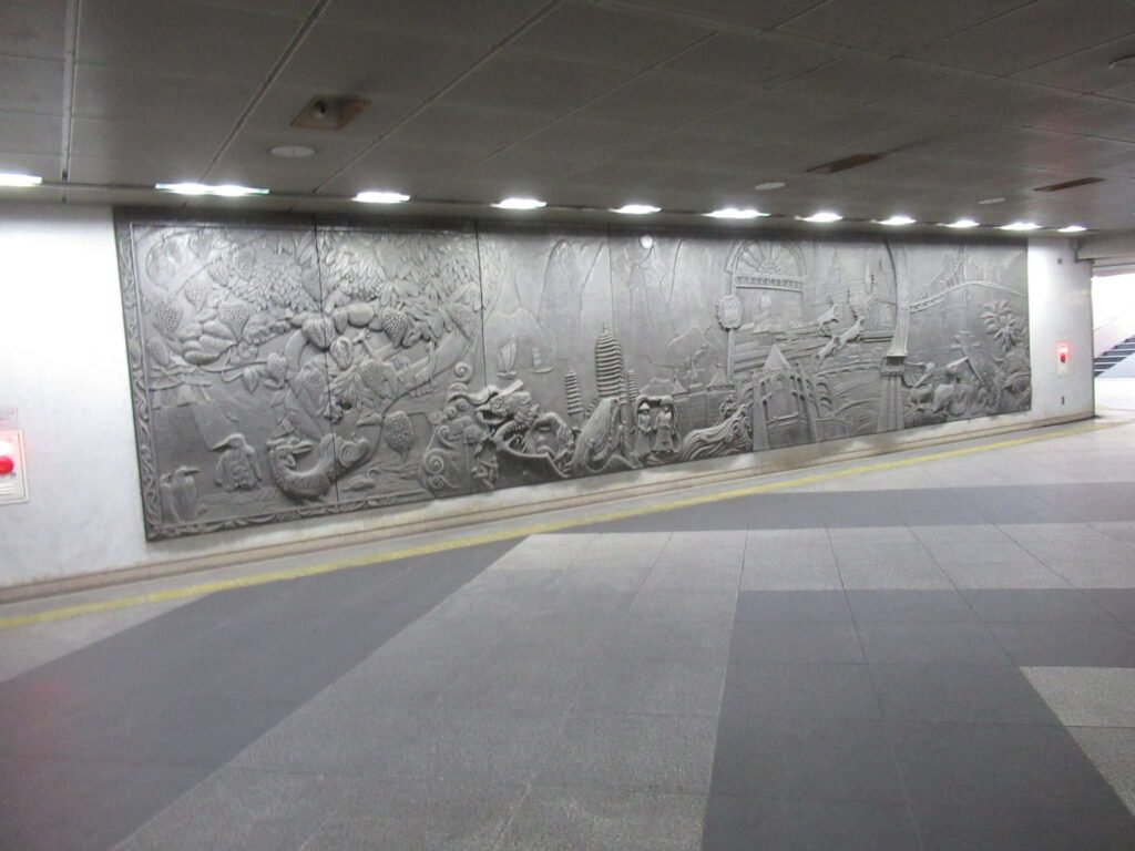 壁面レリーフ@光の広場