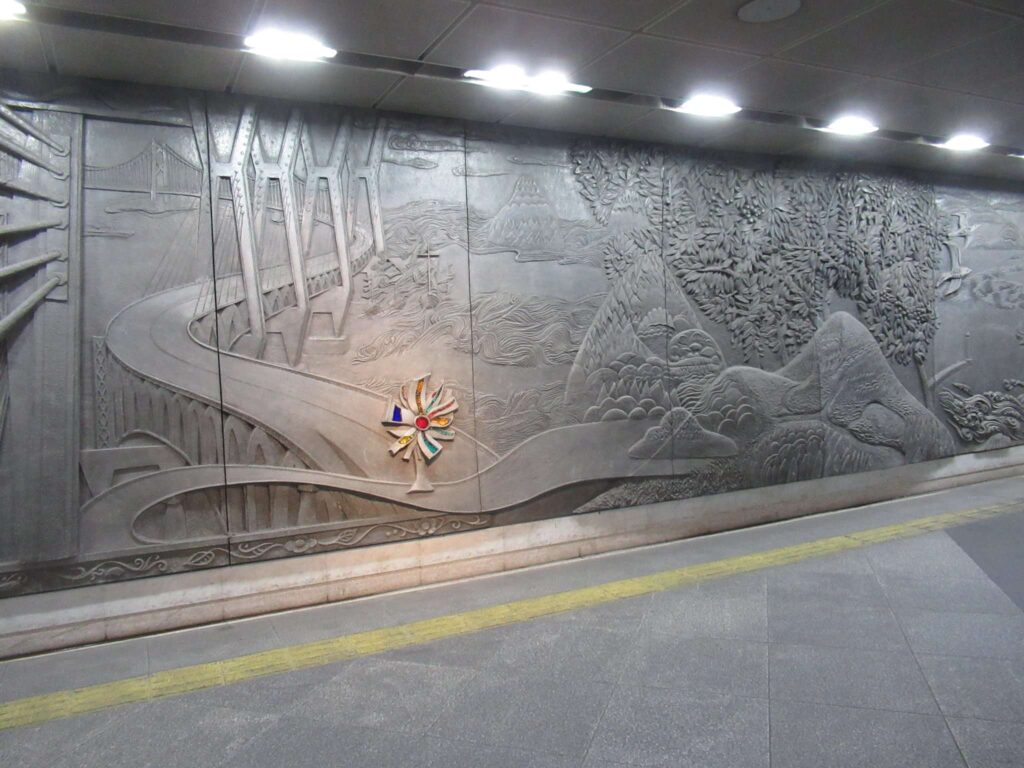 壁面レリーフ@光の広場