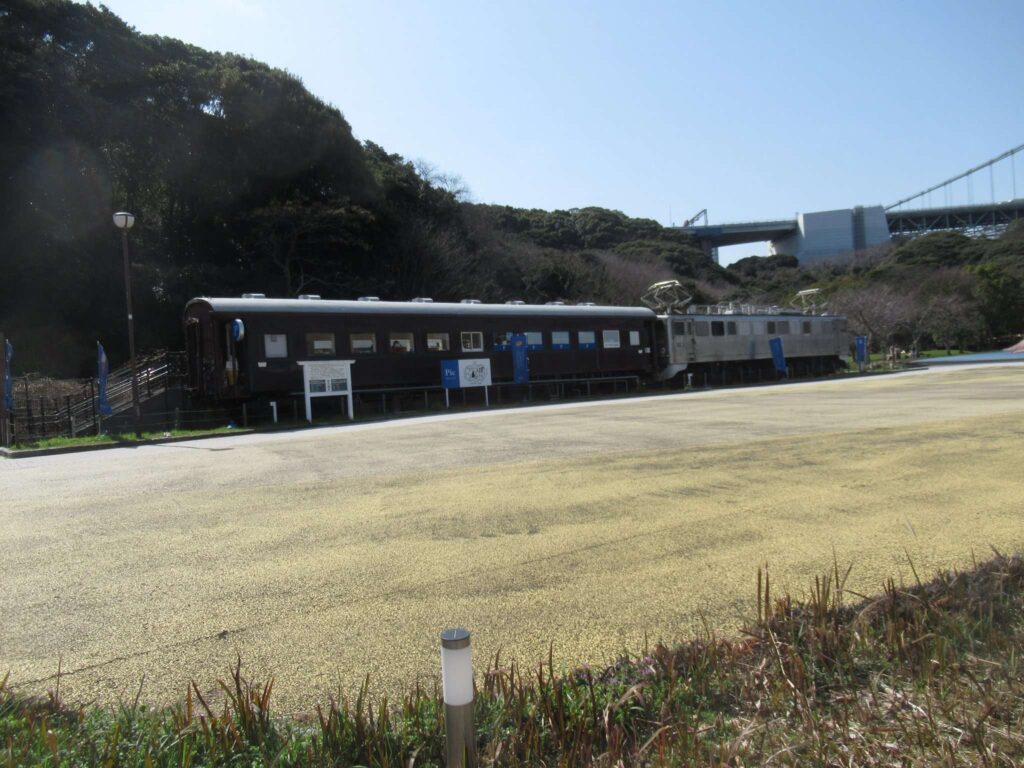EF301+オハフ33488@関門海峡めかり駅
