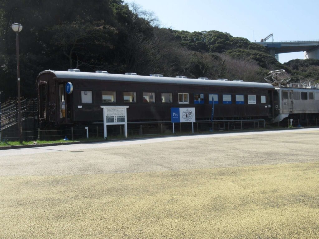 EF301+オハフ33488@関門海峡めかり駅