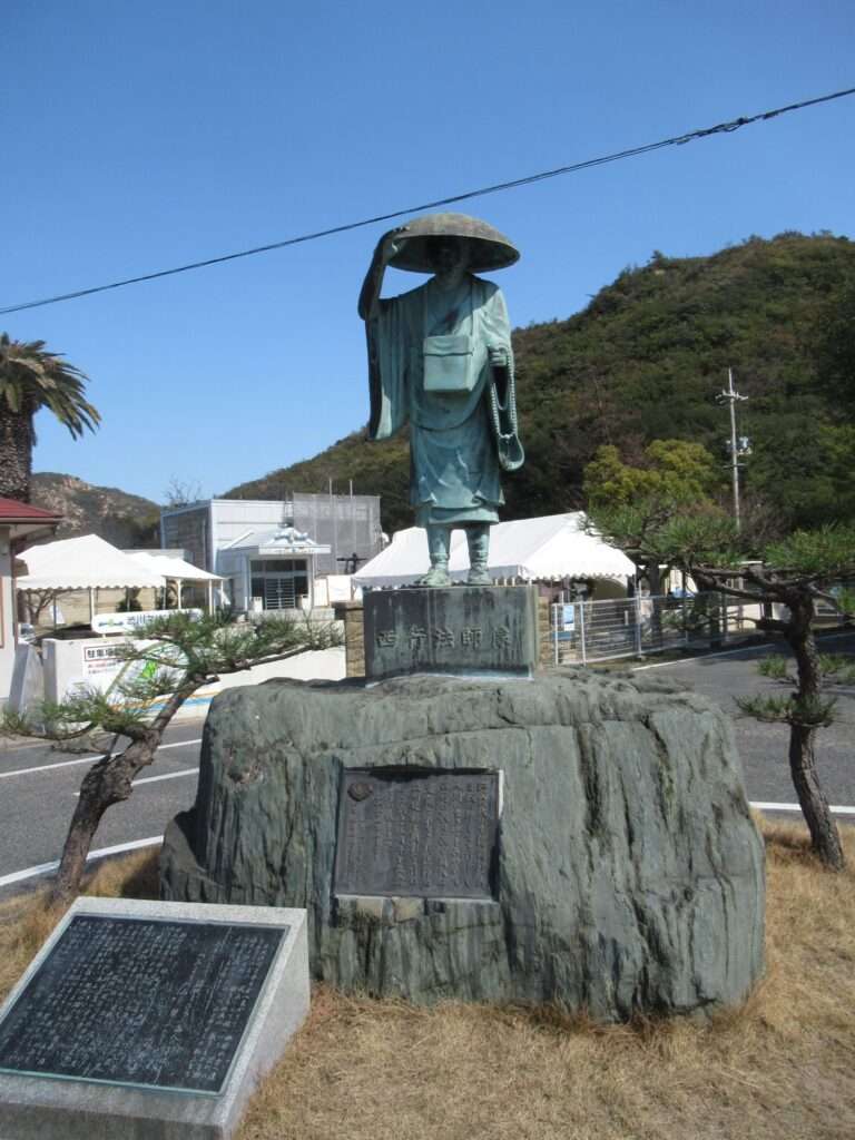 西行法師像@渋川海岸