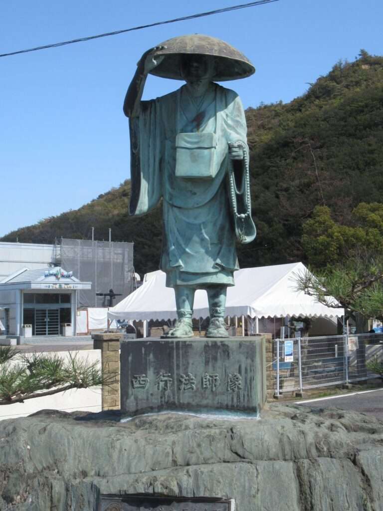 西行法師像@渋川海岸