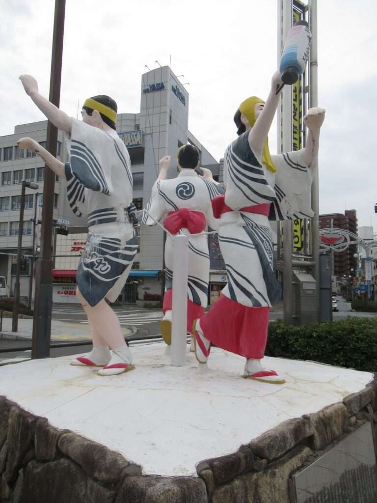 やっさ踊りの像@三原駅