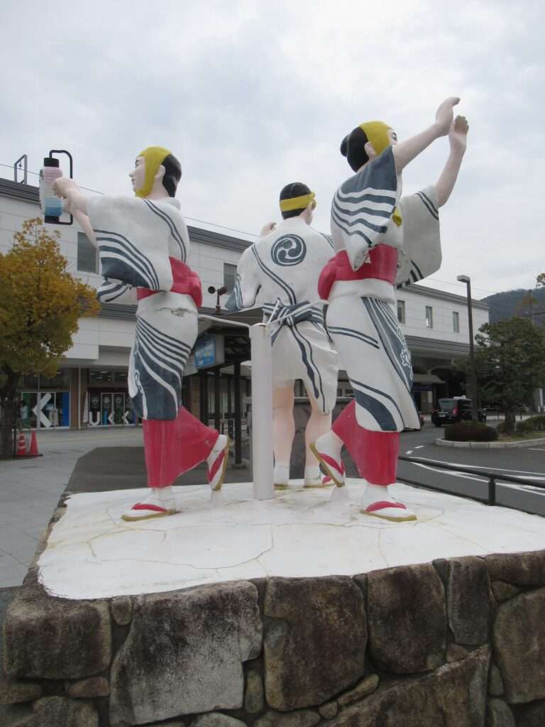 やっさ踊りの像@三原駅