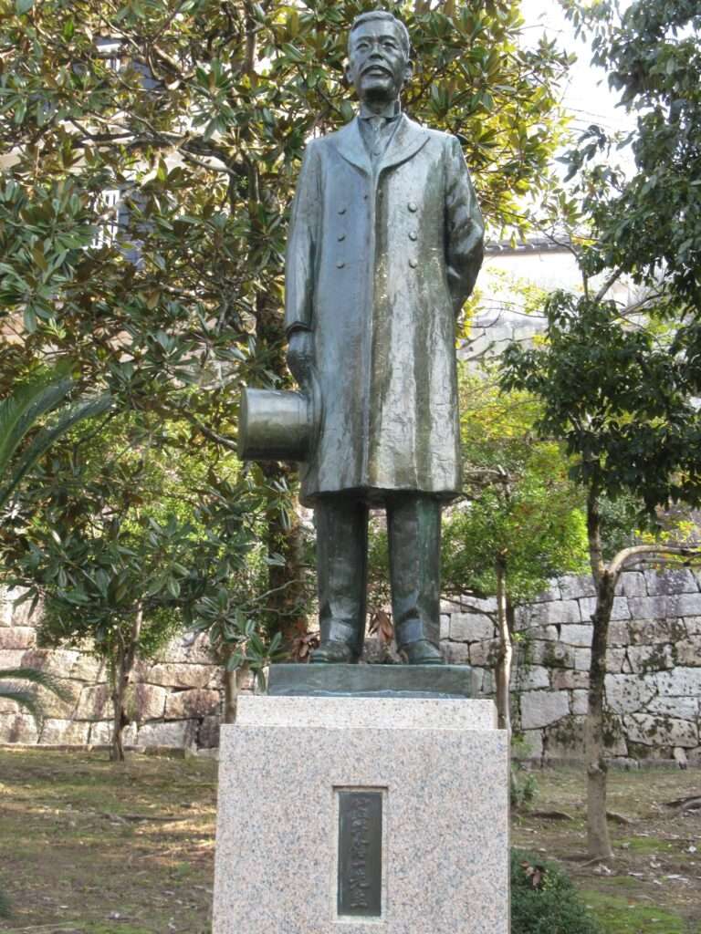 笠井信一先生像@岡山城