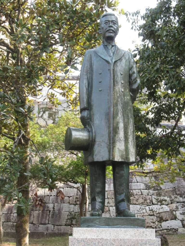 笠井信一先生像@岡山城