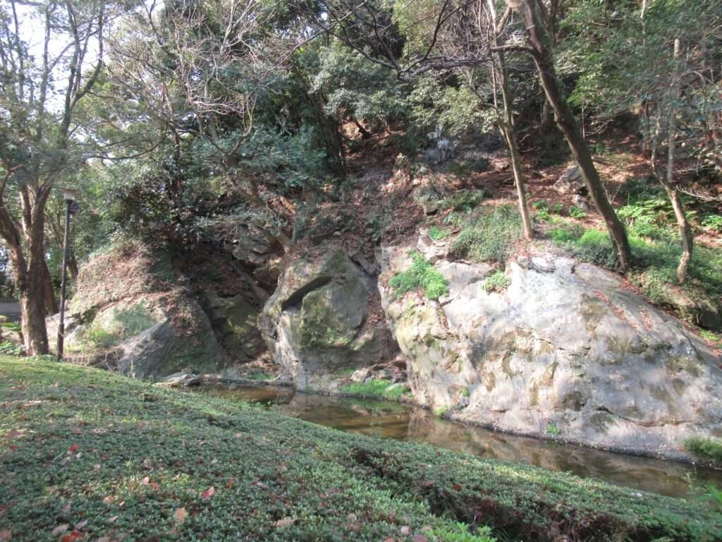 人工池と海蝕痕@徳島中央公園