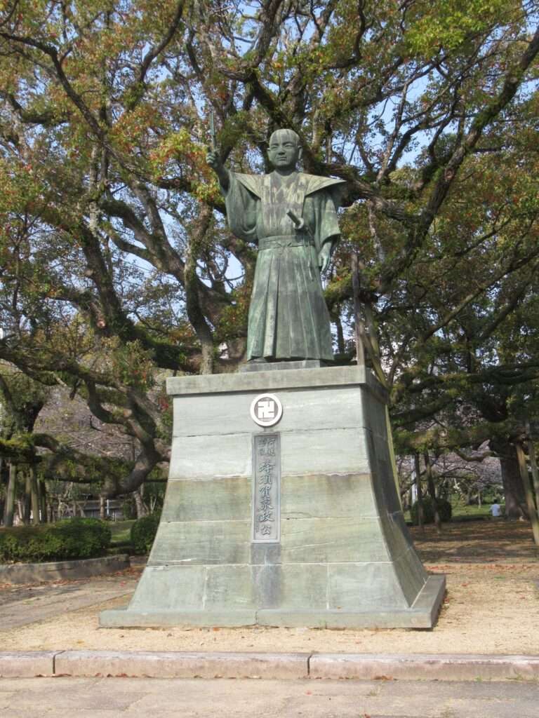 蜂須賀家政像@徳島中央公園