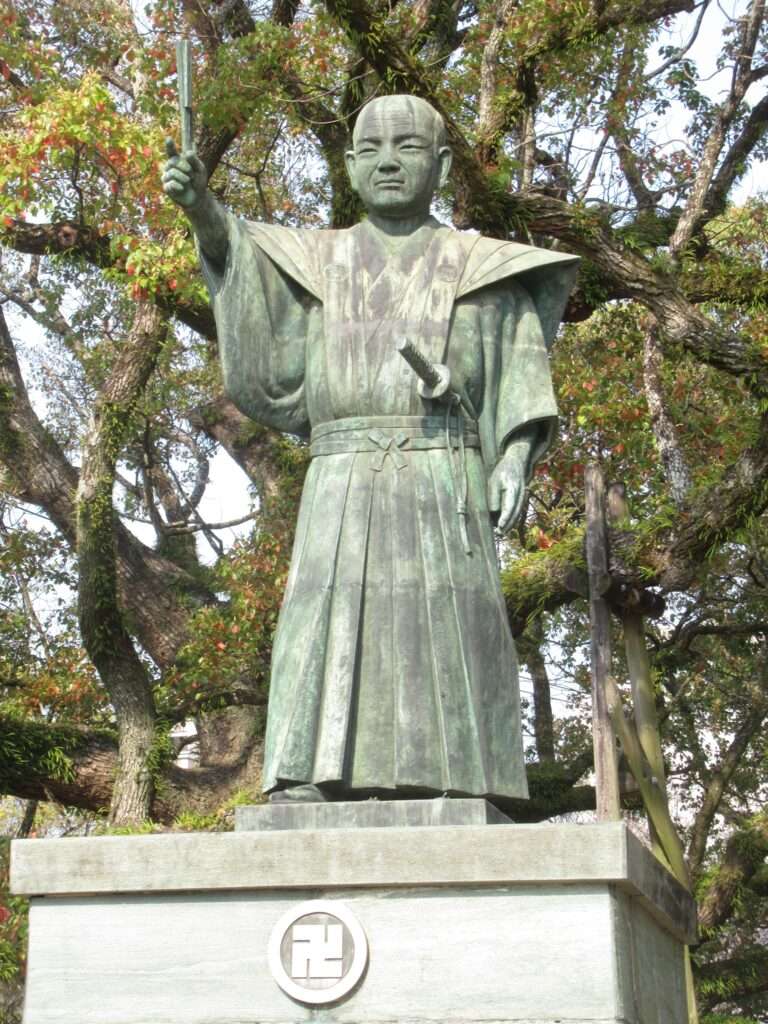 蜂須賀家政像@徳島中央公園