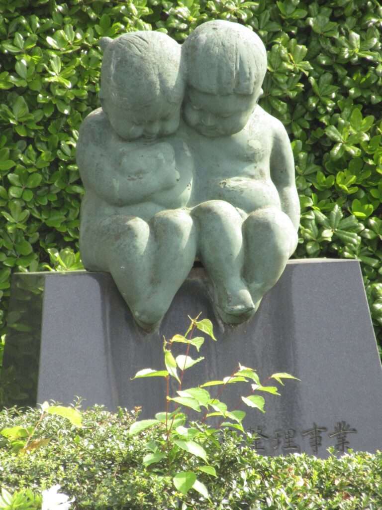 竣工記念像@狭間駅