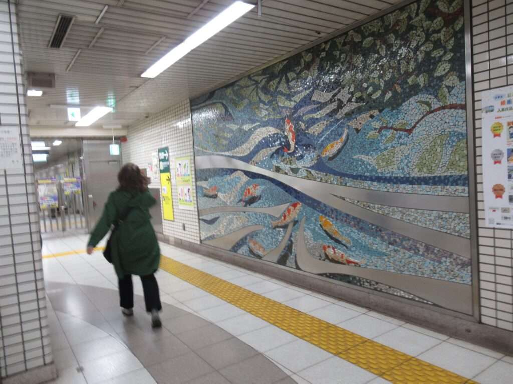 鯉と金魚のタイル壁画@一之江駅