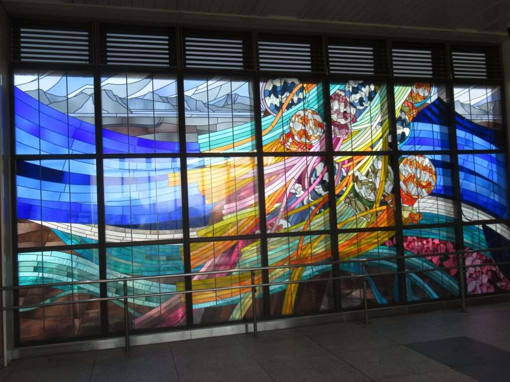 ステンドグラス壁画@拝島駅
