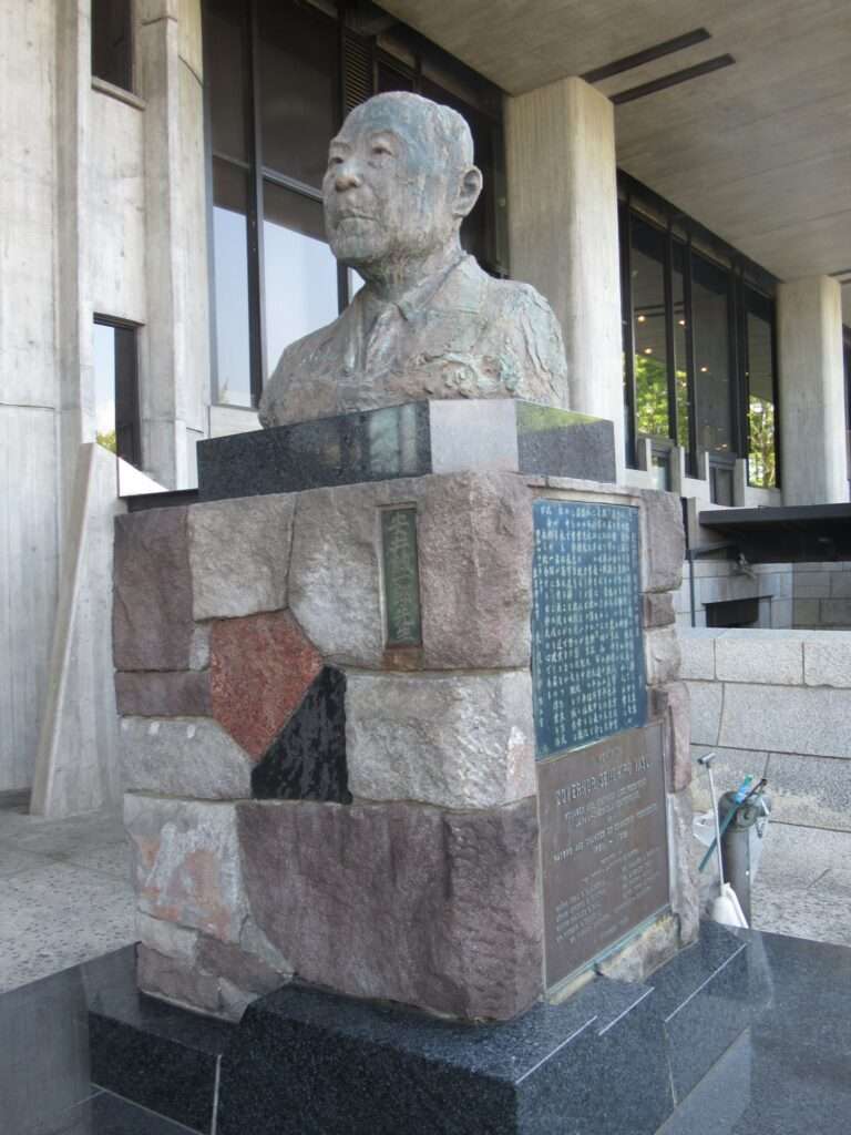 安井誠一郎像@東京文化会館
