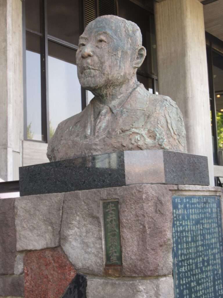 安井誠一郎像@東京文化会館