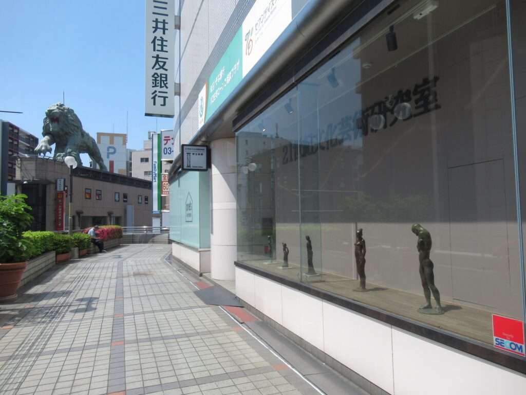 巨大ライオン@川口駅前