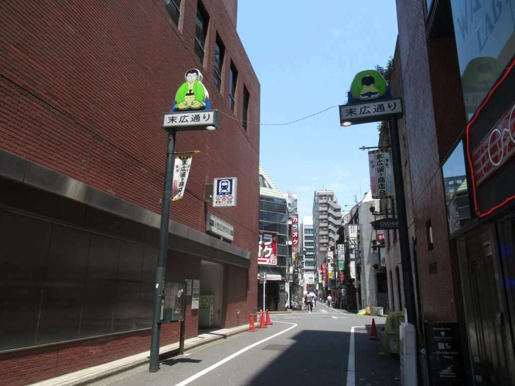新宿末廣亭周辺(新宿区)