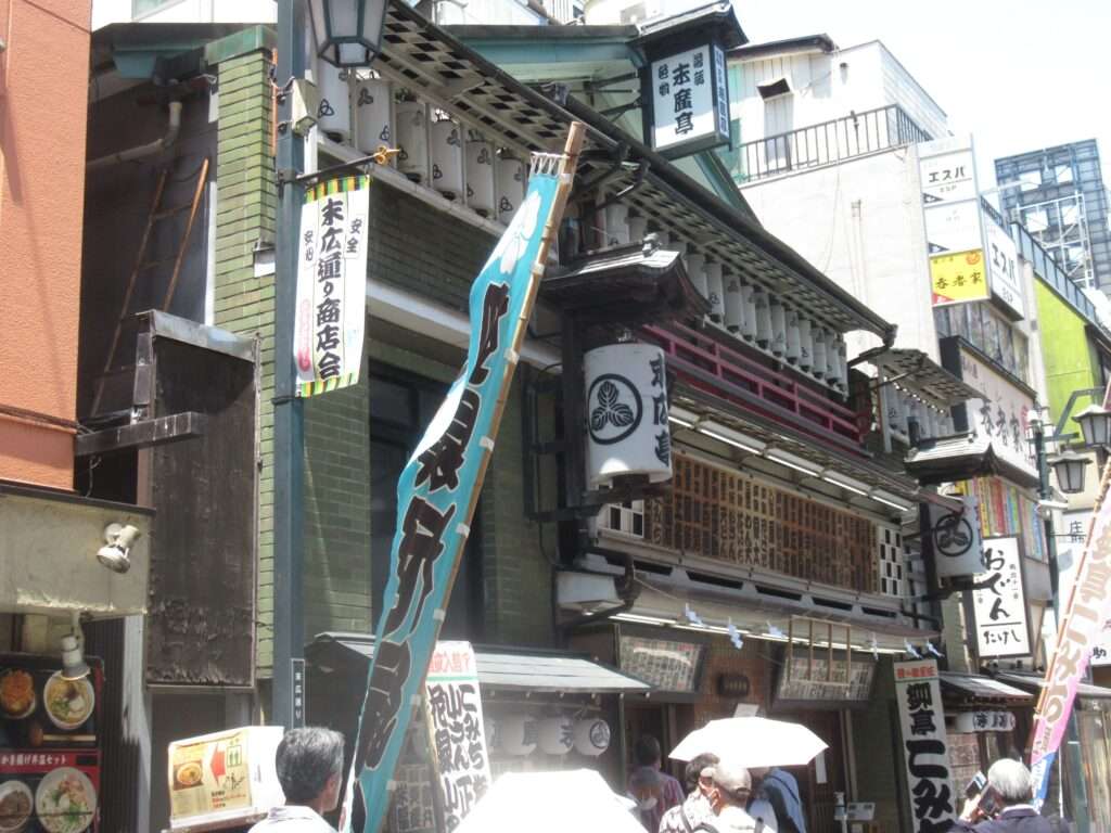 新宿末廣亭周辺(新宿区)