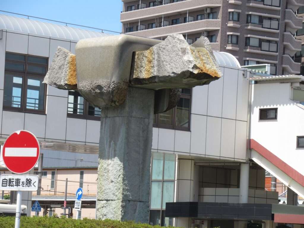 噴水彫刻モニュメント@河辺駅