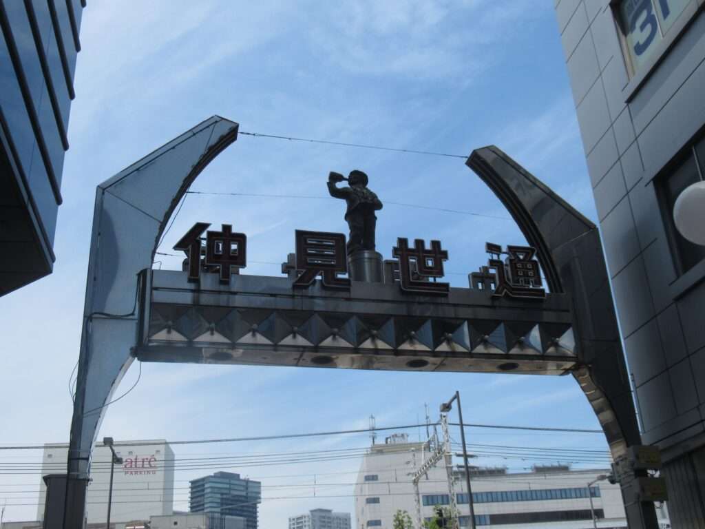 仲見世通のアーチ@川崎駅前