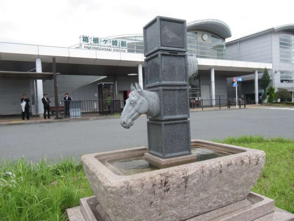 馬の水飲み像@箱根ケ崎駅