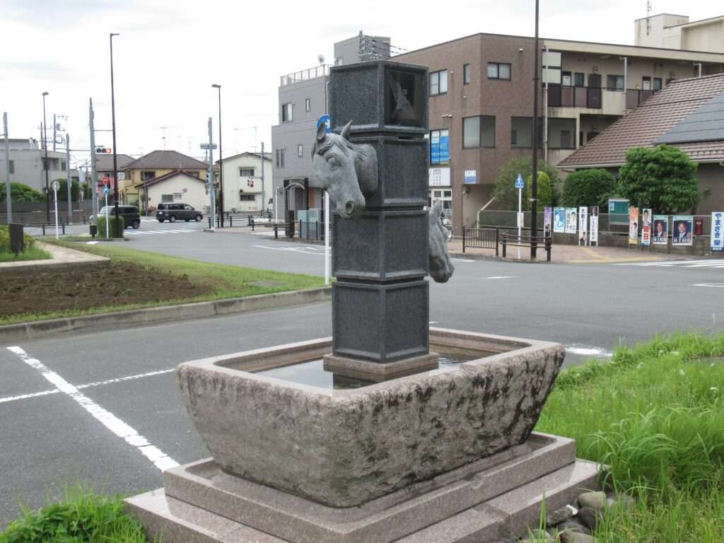 馬の水飲み像@箱根ケ崎駅
