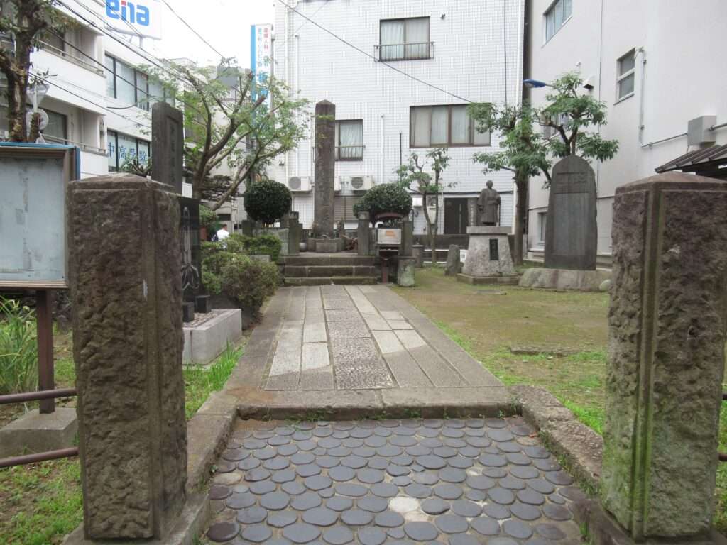 新選組隊士供養塔(北区)