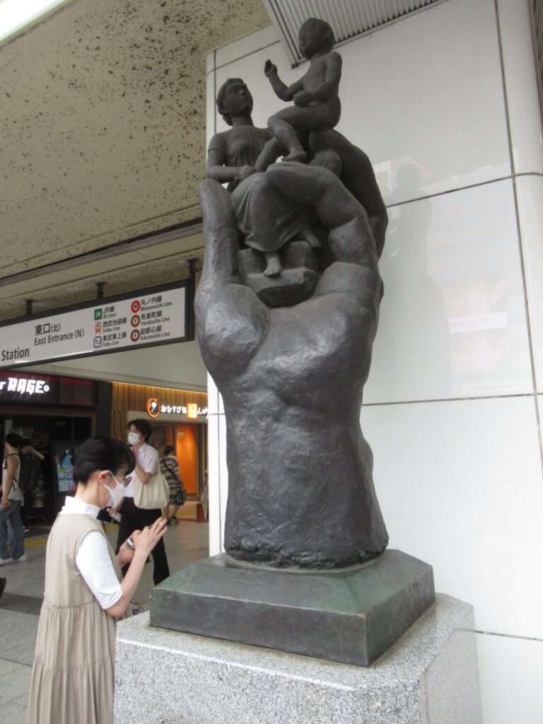 母子像@池袋駅