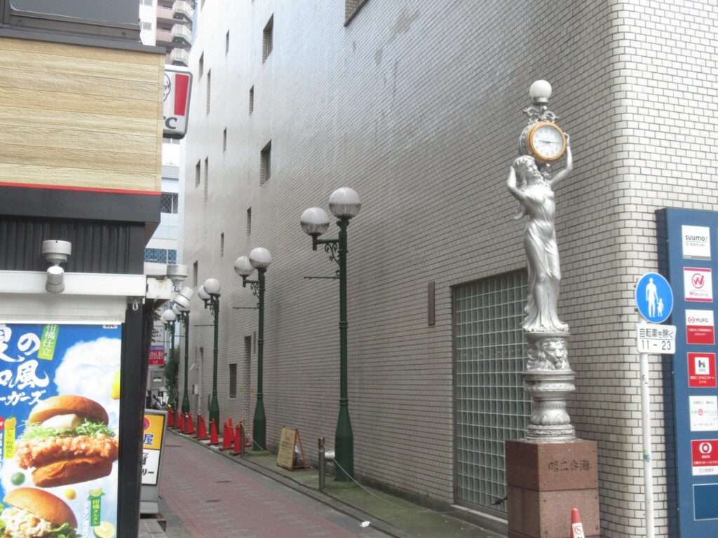 曙二番街の女神像@立川駅北口