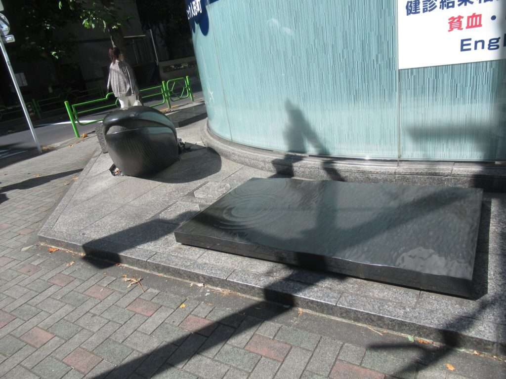 鯨と海と人形町の碑(日本橋人形町)